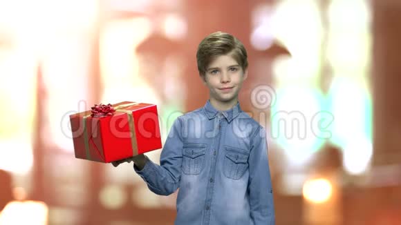 可爱的男孩拿着礼品盒视频的预览图