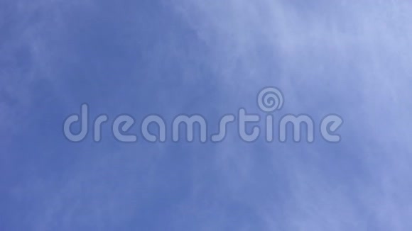乘飞机在万里无云的天空中飞行视频的预览图