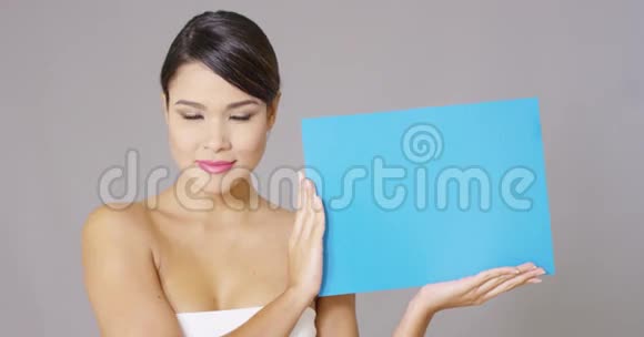 幸福的女人手里拿着蓝牌视频的预览图