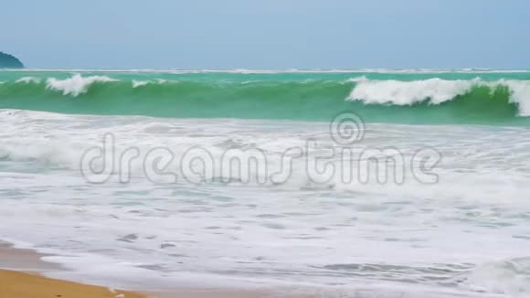 慢动作热带岛屿海岸的海浪天堂视频的预览图