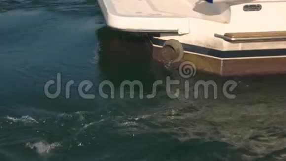 船在水面上靠近视频的预览图
