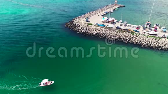空中无人机观看黑海海岸瓦尔纳保加利亚游艇港和水中帆船视频的预览图