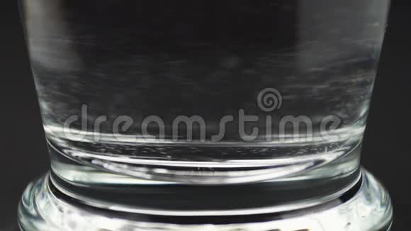 近距离拍摄的黄色泡腾片止痛片落入玻璃杯中并溶解慢镜头阿司匹林视频的预览图