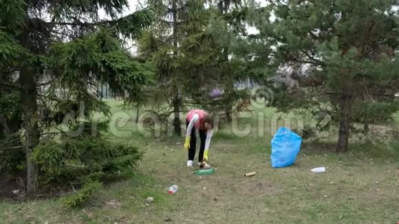 女志愿者清理公园垃圾户外捡塑料垃圾生态和环境概念视频的预览图