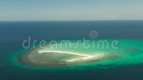 海景白沙岛菲律宾Camiguin岛附近的环礁鸟瞰视频的预览图