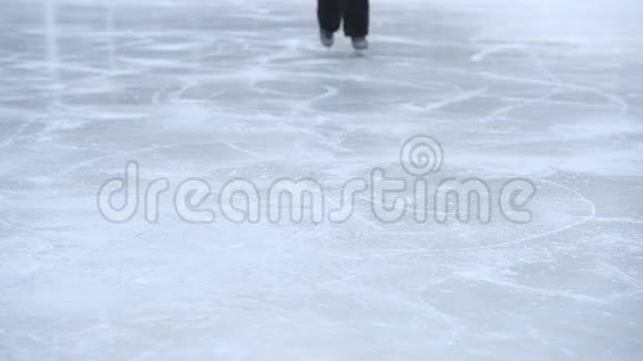 冬天女孩在冰上滑冰视频的预览图