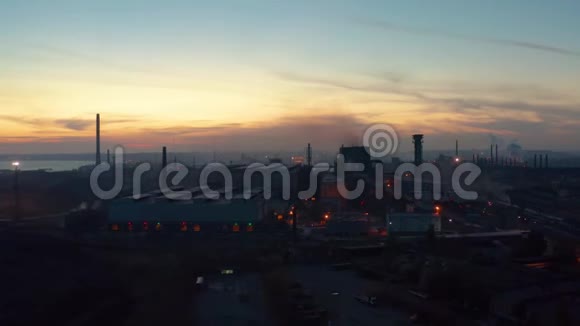 夜间鸟瞰工业工厂视频的预览图