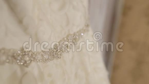 新娘礼服特写布里的婚纱细节视频的预览图