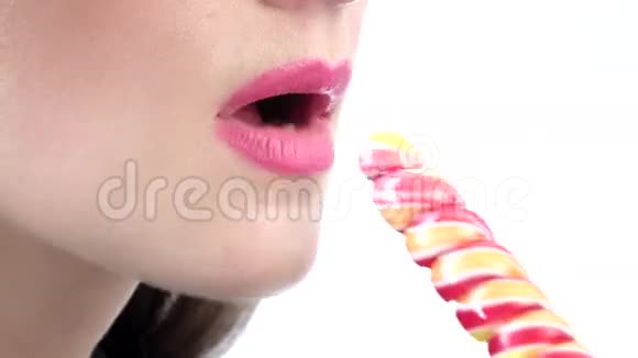 可爱的女人带着甜糖糖果隔离在白色上特写视频的预览图