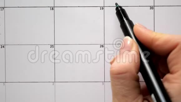 用钢笔在日历上签名画一个假期视频的预览图