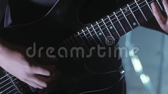 合上吉他手在舞台上弹电吉他表演音乐视频摇滚朋克重金属乐队视频的预览图