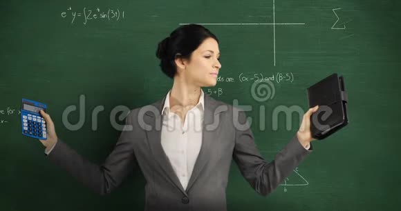 女人拿着计算器和笔记本站在黑板前环顾四周视频的预览图