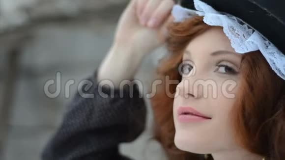 美丽的红发女孩与手工老鼠摆姿势视频的预览图