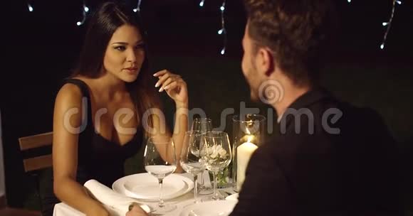 美丽的长发女人和男人共进晚餐视频的预览图