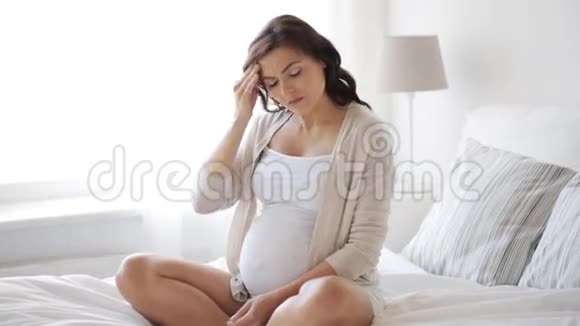 卧床头痛的孕妇视频的预览图