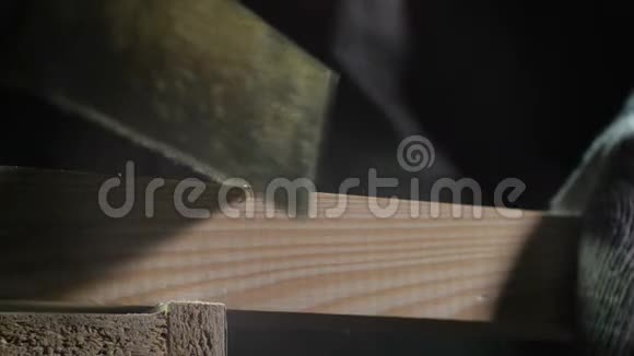 用手锯锯成的大木板视频的预览图