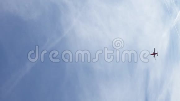 美丽的喷气式飞机在万里无云的天空中飞行视频的预览图