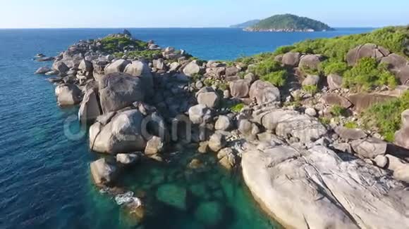 在西米兰岛4号角的巨大石头旁边飞行鸟瞰高清慢镜头泰国安达曼海视频的预览图