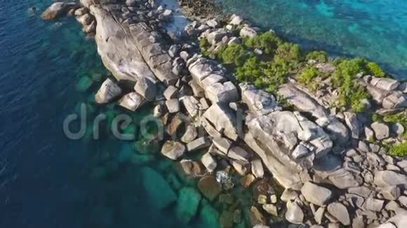 在西米兰岛上的巨大石头从上面可以看到4号开普敦视图空中高清慢速运动泰国安达曼海视频的预览图