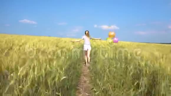 带着气球的少女在野外玩视频的预览图