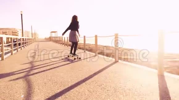 骑滑板的女孩视频的预览图