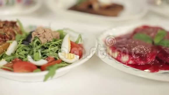 介绍沙拉与阿鲁古拉布鲁切塔与干西红柿和干酪薄饼视频的预览图