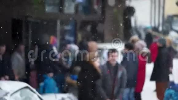 雪天街上的人们视频的预览图
