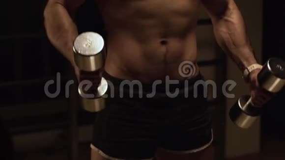 白种人男性健美运动员在健身房锻炼体重视频的预览图