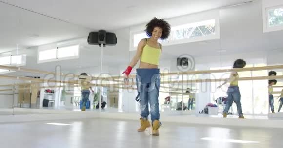 可爱的非裔美国女孩在工作室跳舞视频的预览图