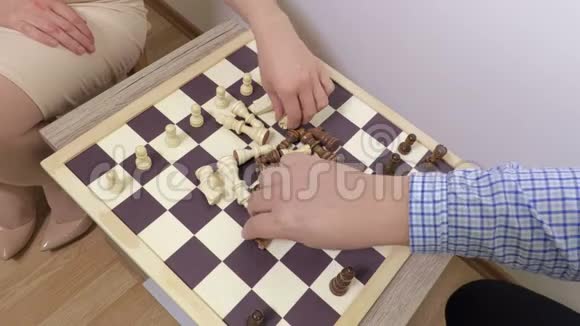男人和女人把棋子放在棋盘上视频的预览图
