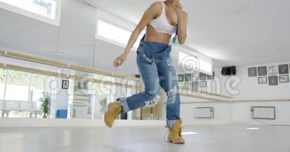 穿着工作靴和工作服跳舞的女人视频的预览图