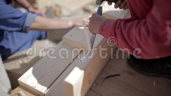 职业人木工木工和人的概念木工在车间用平面和木板工作视频的预览图