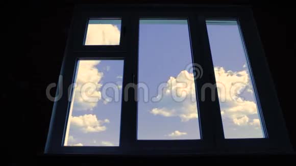 云层在紧闭的窗户上飞过蓝天时光流逝视频的预览图
