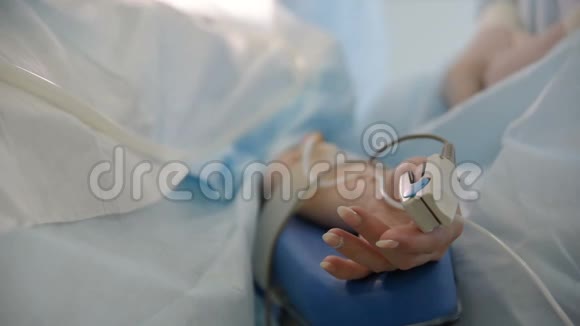 病人手指上的脉搏血氧计特写视频的预览图