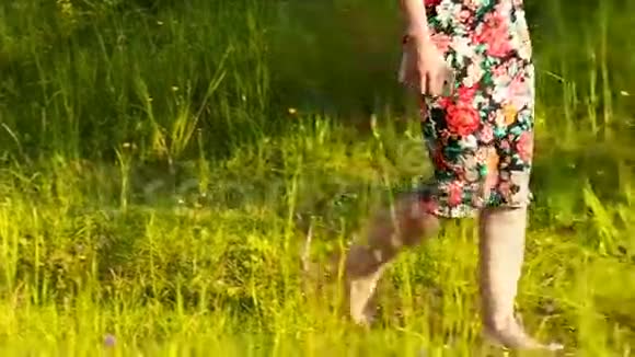 赤脚女孩在草地上行走视频的预览图