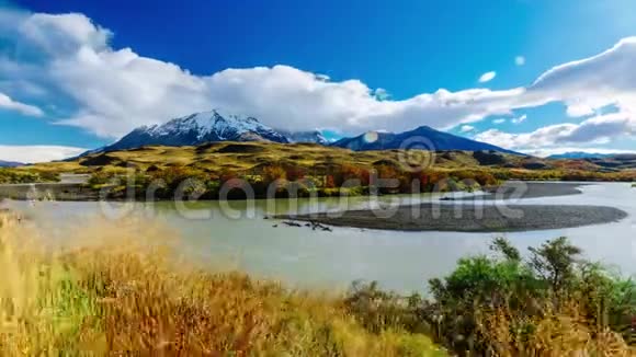 托雷斯德尔潘恩国家公园的山和河景观智利方面巴塔哥尼亚的秋天视频的预览图