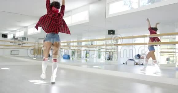 女舞蹈学生在演播室里走台阶视频的预览图