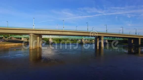尼穆纳斯河上的考纳斯Ciurlionis桥的鸟瞰图视频的预览图