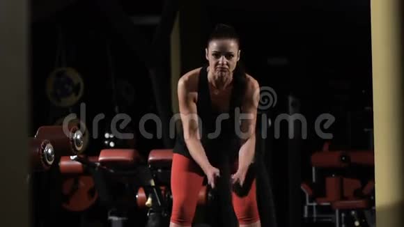 忍耐肌肉发达的女人用绳子在交叉健身馆锻炼视频的预览图