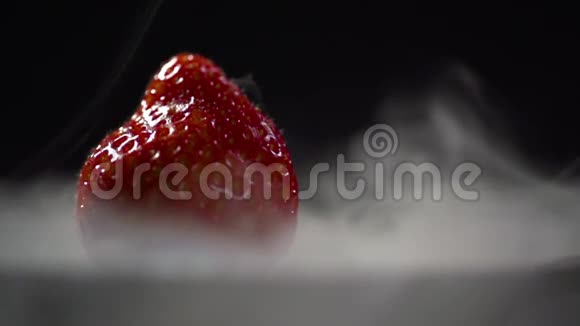 液氮中的雾笼罩着草莓视频的预览图