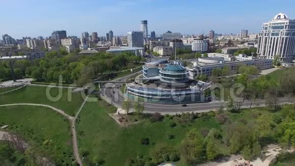 基辅公园自然景观附近的城市景观交通车和建筑物视频的预览图