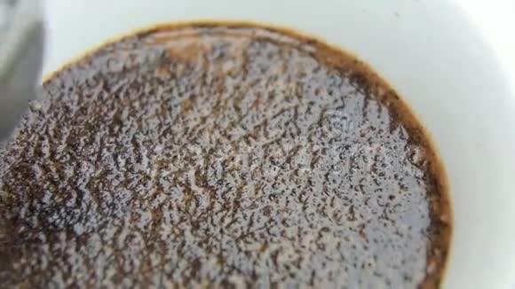 奶油咖啡与勺子混合视频的预览图