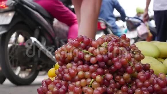 在当地越南市场在篮子里装上浓缩葡萄视频的预览图
