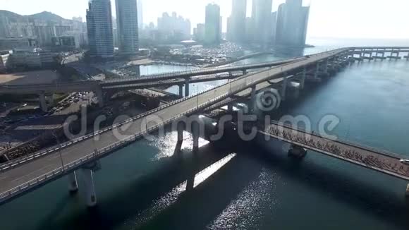 许多人在桥上奔跑CentumCityHaeundae釜山韩国亚洲视频的预览图