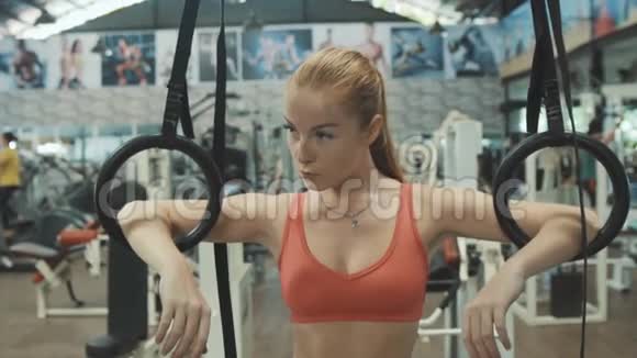 健身美少女在健身房锻炼体操戒指视频的预览图