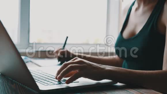 女孩设计师在电脑上工作在图形平板上画画视频的预览图