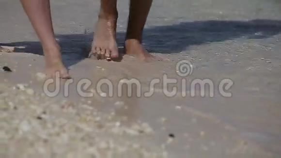 腿在沙滩上行走视频的预览图