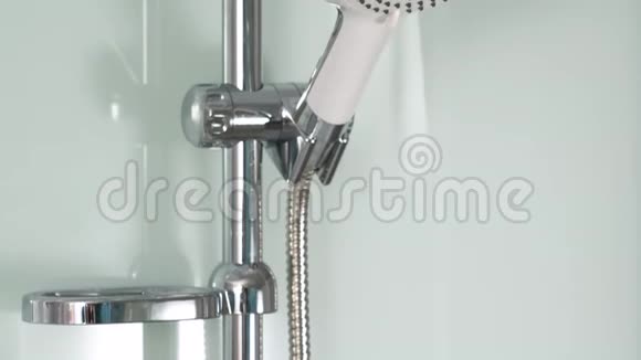 洗铬澡白色瓷砖墙上的浴室淋浴白色淋浴室隔离淋浴头视频的预览图