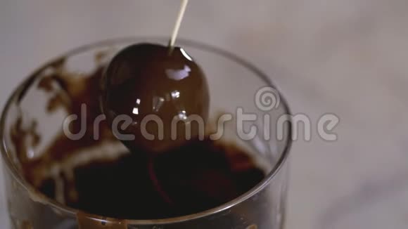 贝克制作巧克力球装饰松饼万圣节概念在斯洛莫视频的预览图