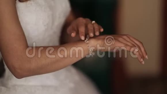 结婚纪念日婚礼前新娘手上的豪华手镯结婚饰品视频的预览图